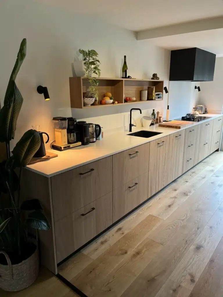 Duurzame keuken op maat met moderne houten kasten en geïntegreerde verlichting