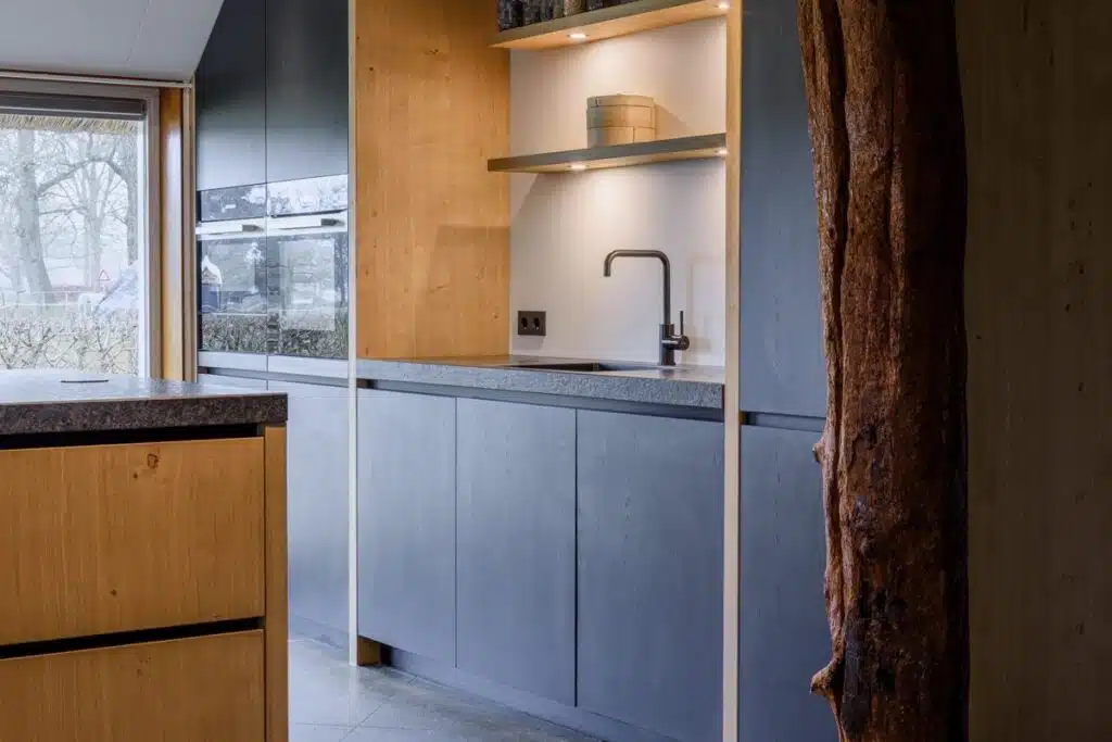 Detail van inbouwkast in biobased maatwerk keuken Groningen