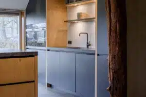 Detail van inbouwkast in biobased maatwerk keuken Groningen