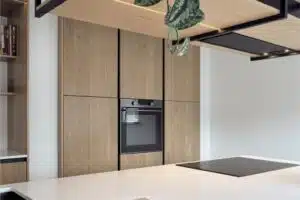 Strakke inbouwkasten in een op maat gemaakte keuken in Oudemirdum