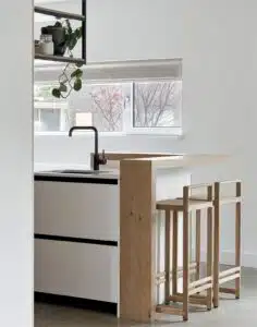 Compact keukenontwerp met ingebouwde bar en zwart keukenkraan