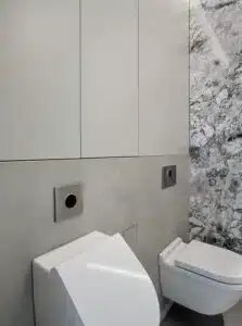 oilet met marmeren achterwand en strakke inbouwkasten in woning in De Friese Meren