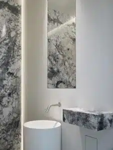 rijstaande wastafel met marmeren blad en spiegel in toiletruimte gemeente De Friese Meren.