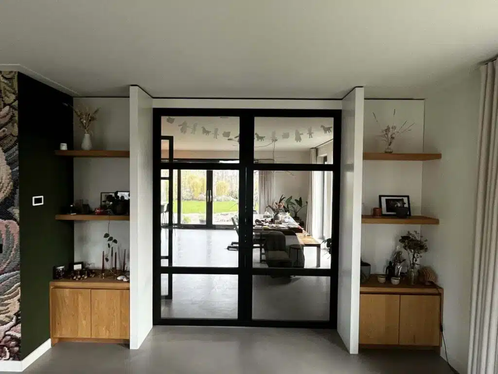 Eiken maatwerk meubel met schuifdeuren in een modern interieur in Oranjewoud