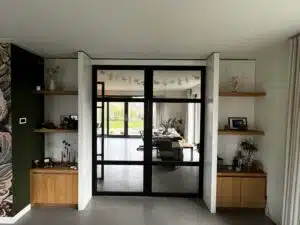 Eiken maatwerk meubel met schuifdeuren in een modern interieur in Oranjewoud