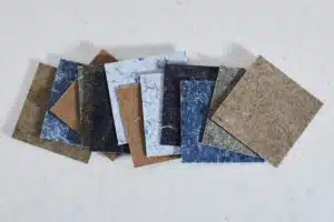 Staaltjes van Rezign platen gemaakt van gerecycled textielafval.