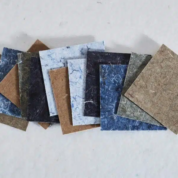 Staaltjes van Rezign platen gemaakt van gerecycled textielafval.