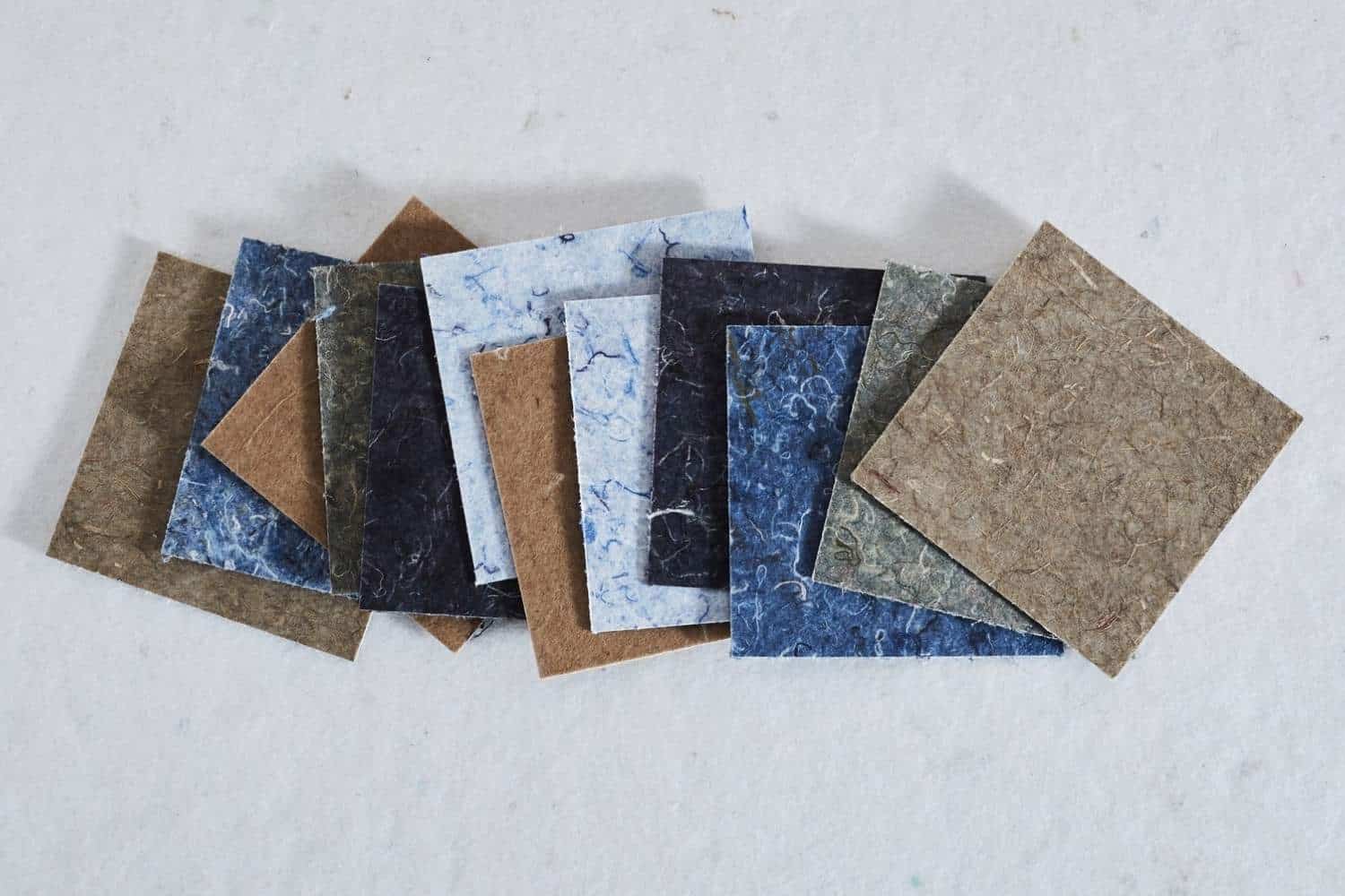 Staaltjes van Rezign platen gemaakt van gerecycled textielafval.