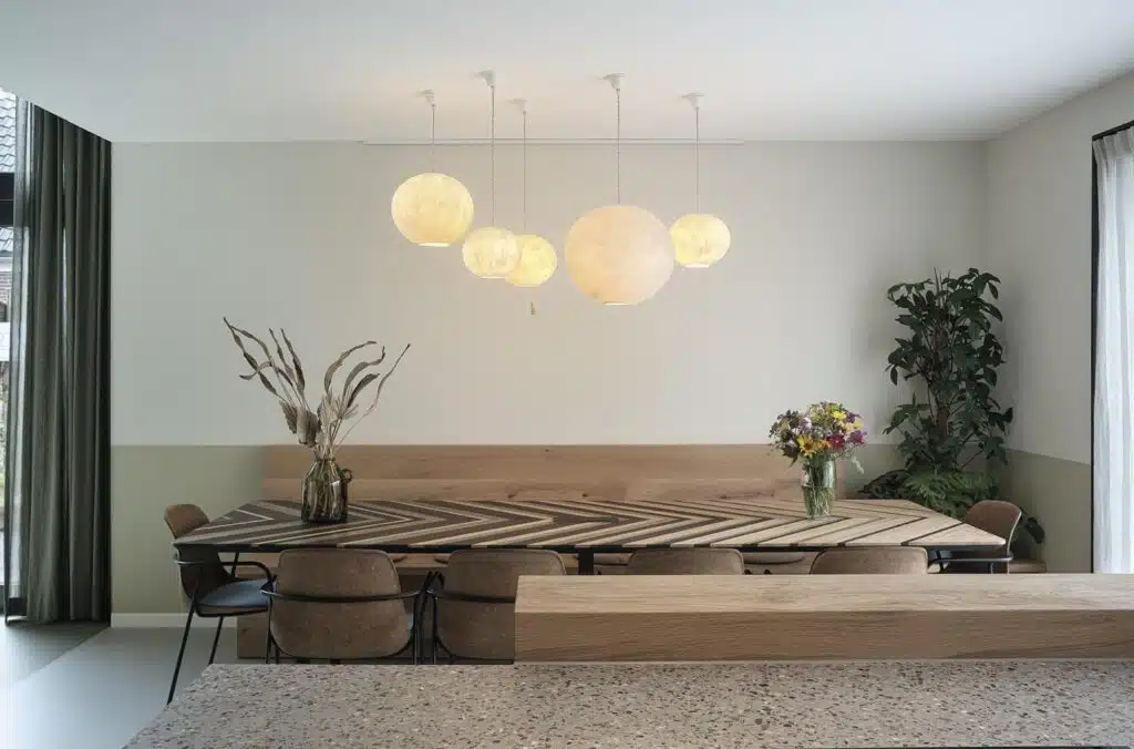 Handgemaakte biobased eettafel en houten zitbank in modern wooninterieur.