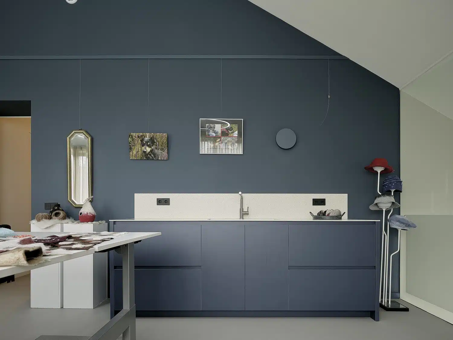 Moderne werkruimte met blauwe kastenwand