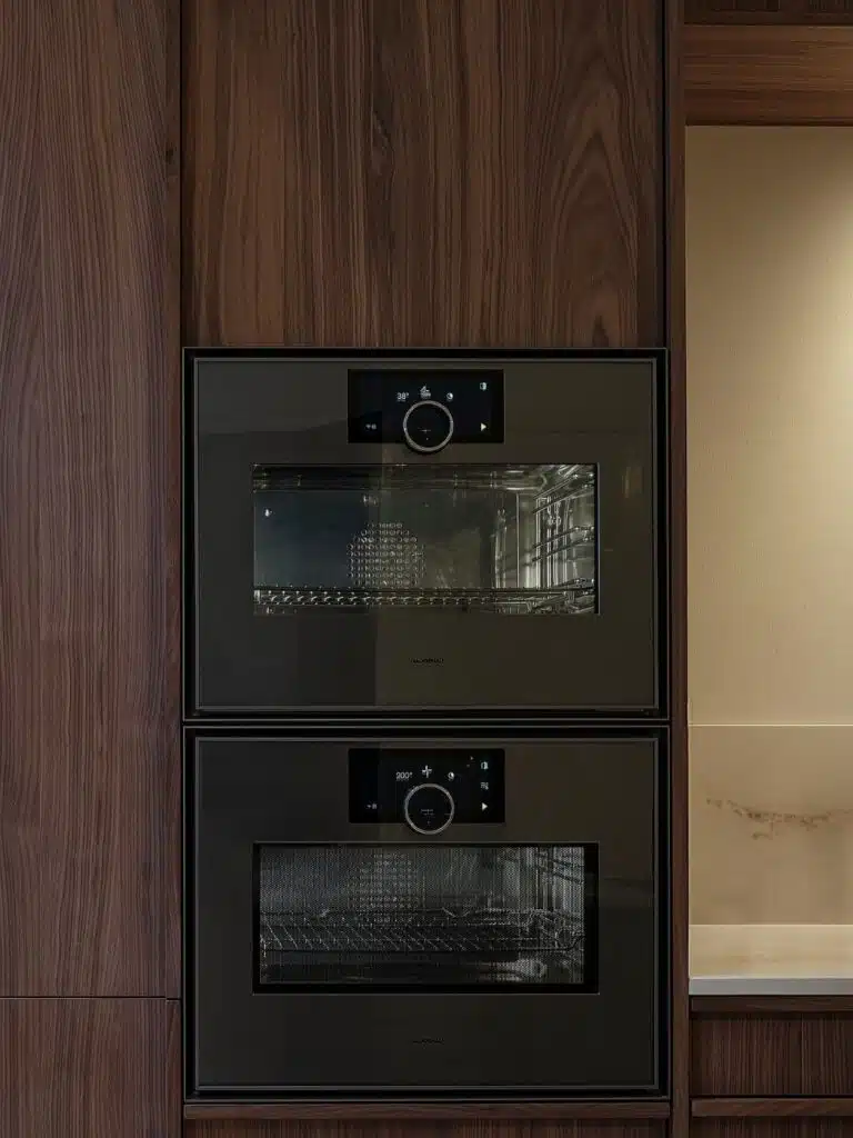 Keukenapparatuur van Gaggenau verwerkt in maatwerk kastenwand