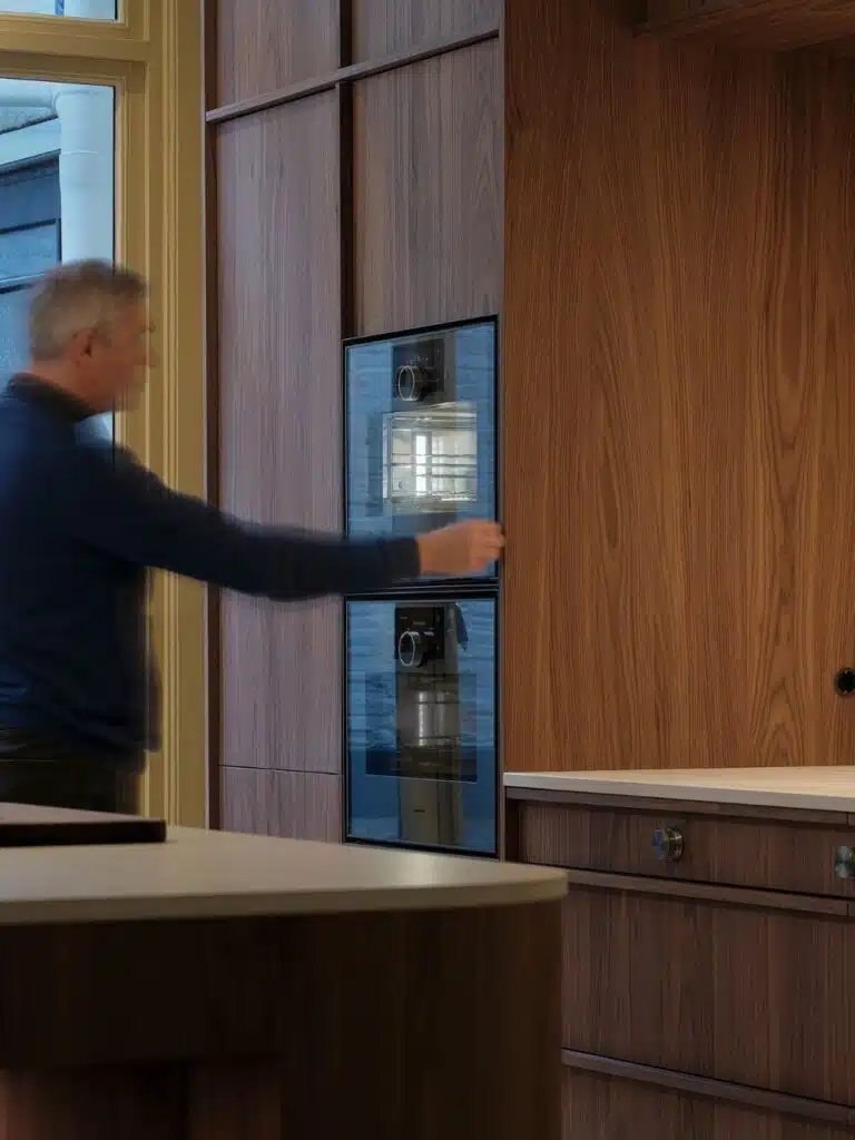 Apparatenwand met Gaggenau ovens uitgevoerd in notenhout