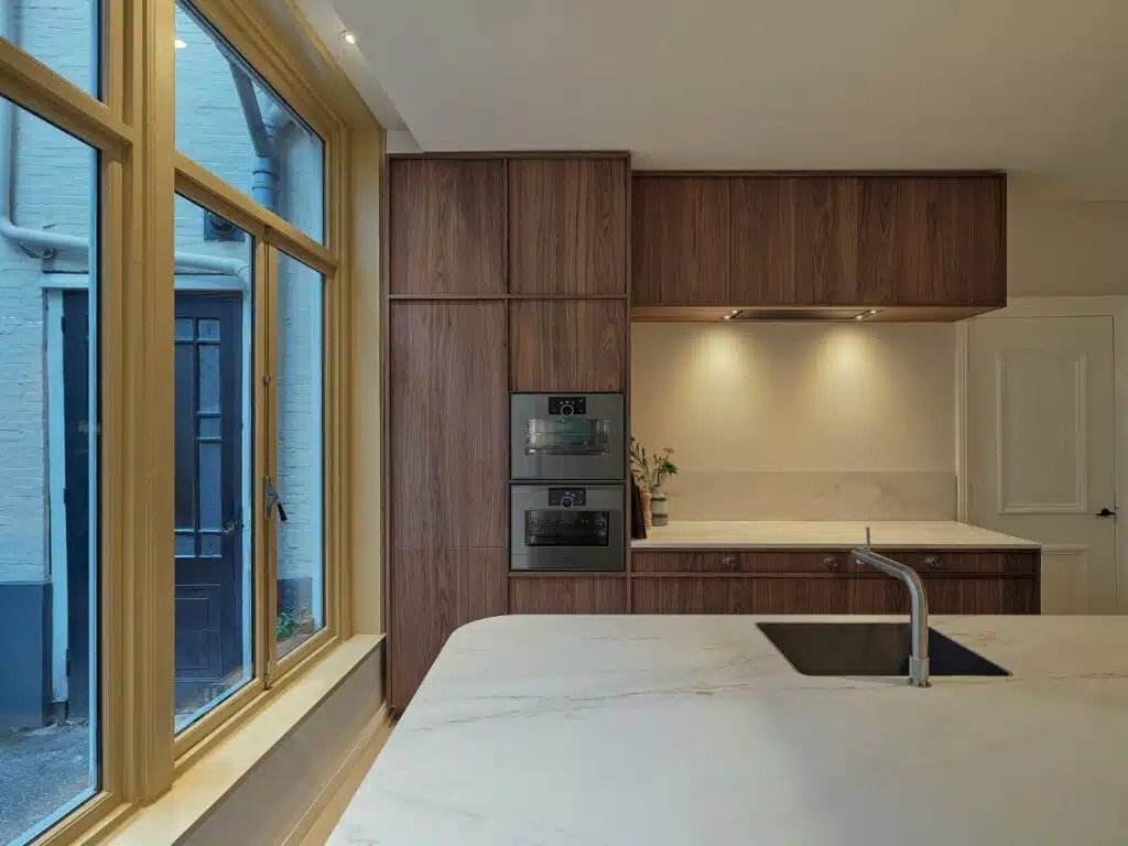 Maatwerk keuken met invisible cooking onder een Dekton werkblad