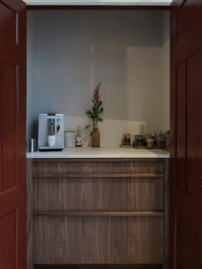 Maatwerk koffiehoek in een keuken van Amerikaans notenhout