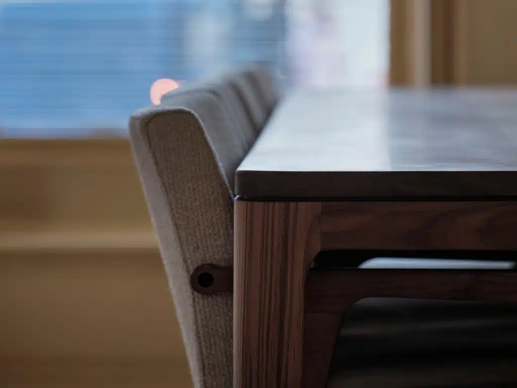 Detail van een maatwerk eettafel in Amerikaans notenhout